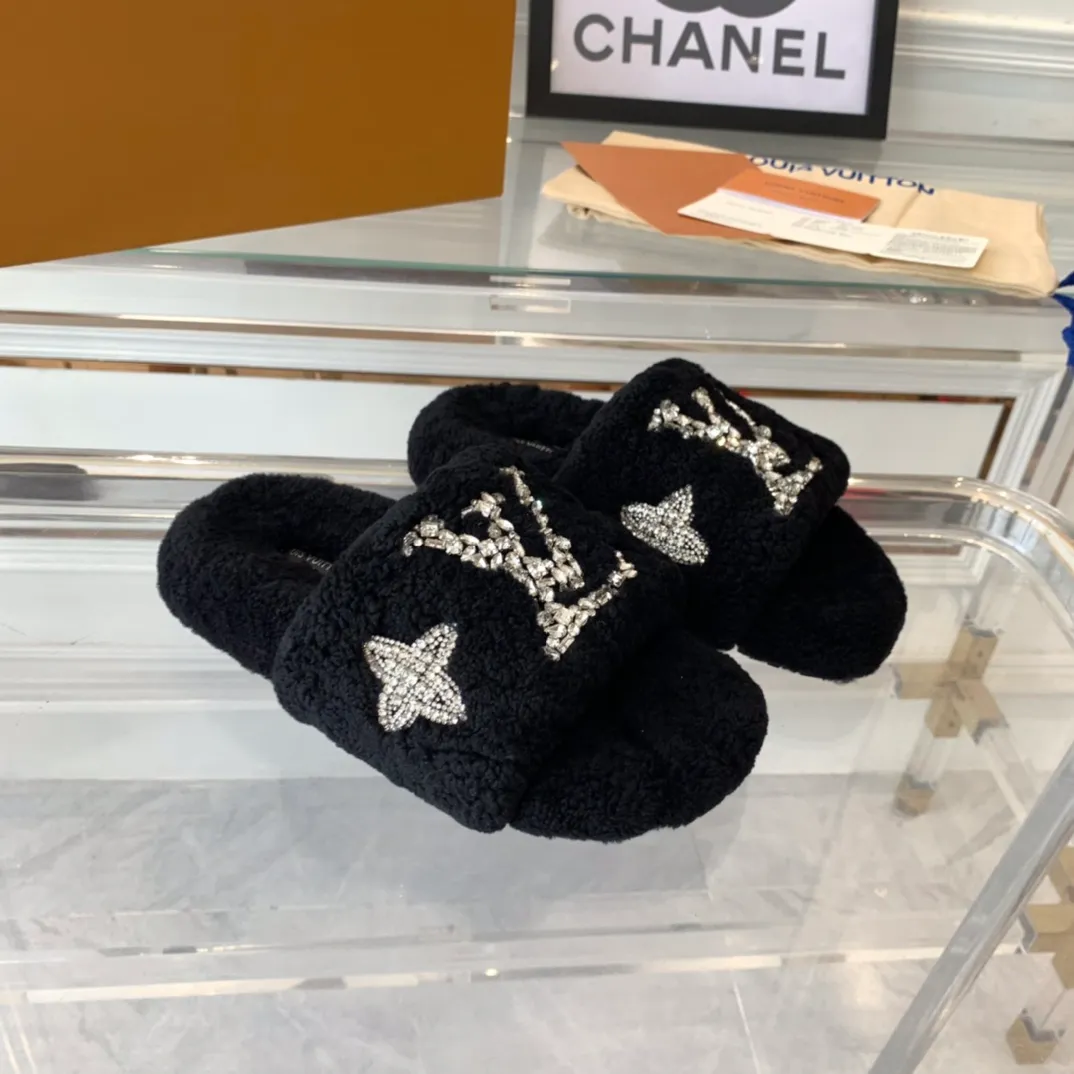 👟👟Ex-factory price 440👟👟 Women's shoes, women's clothing, LV new furry slippers, top version, made of fur and lambswool, pure crystal hand-stitched, fashionable, low-key luxury, a must-have item for fairies, original molded non-slip rubber outsole Size: 35-40